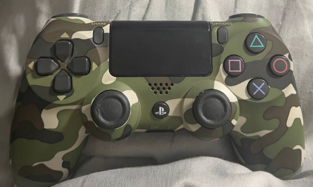 Продам playstation 4 slim 1tb с 2 джойстиками
