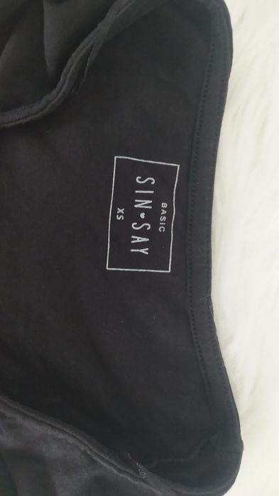 Czarny obcisły t-shirt