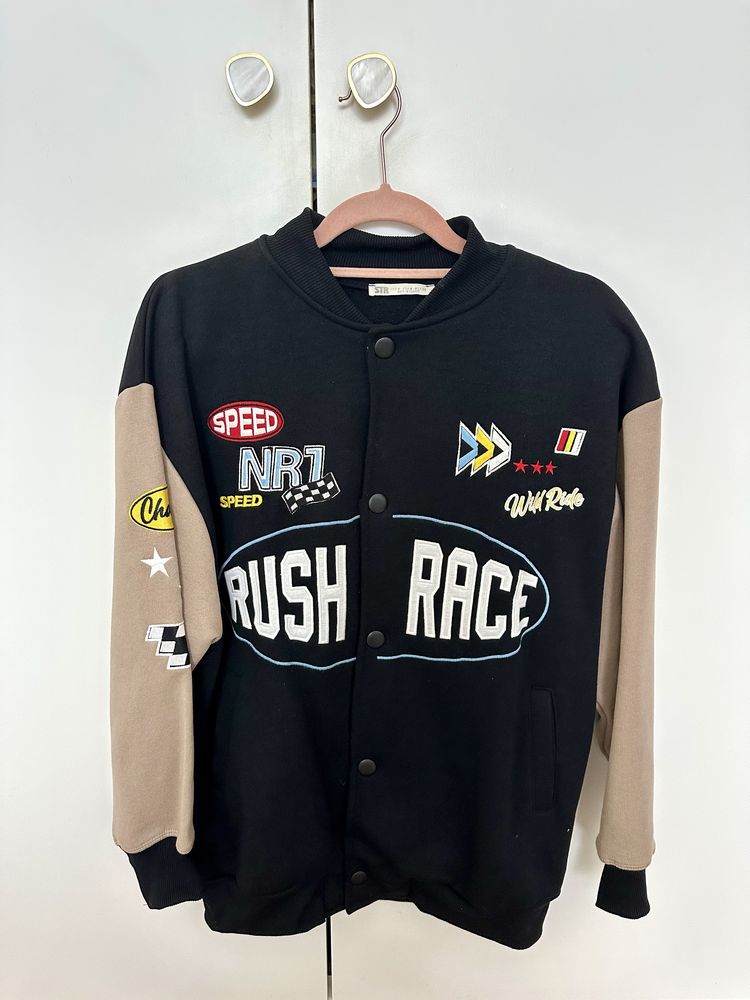 Bomber jacket preto e bege Stradivarius