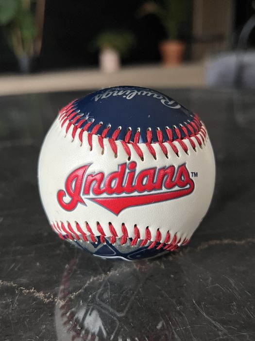 Piłka baseball Cleveland Indians -zawiera wycofany logotyp Chief Wahoo