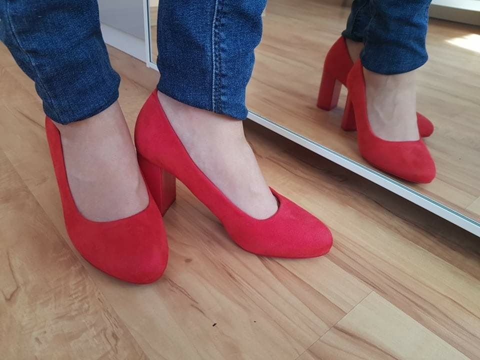 Piękne, czerwone buty na obcasie,