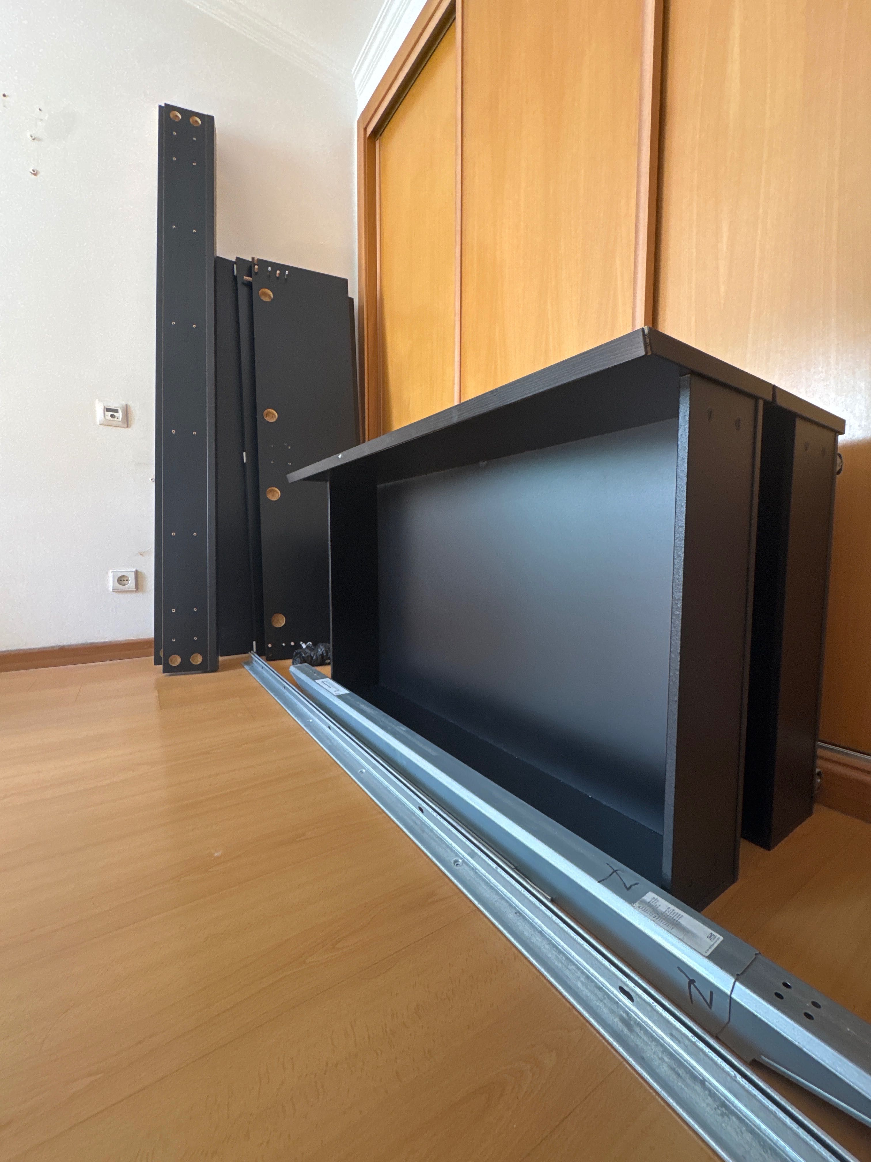 Cama preta IKEA - semi montada