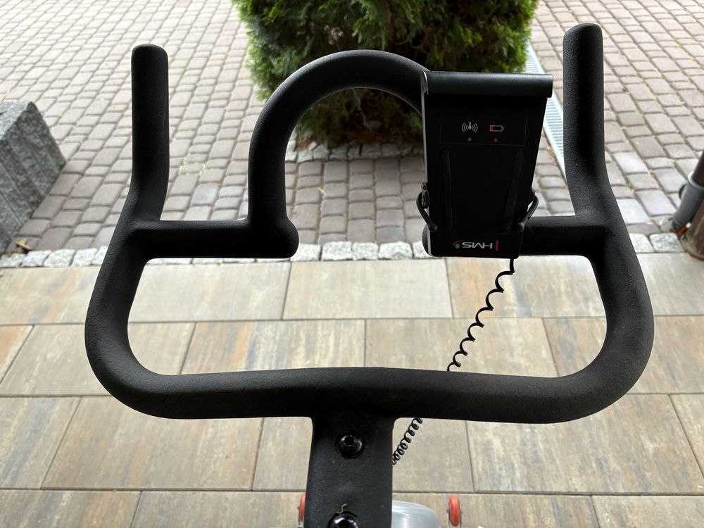 Rower stacjonarny spinningowy mechaniczny.