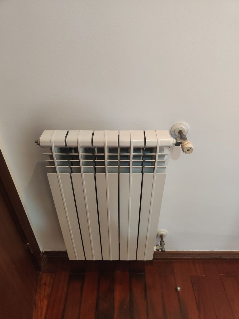 Caldeira a gás, radiadores e seca toalhas
