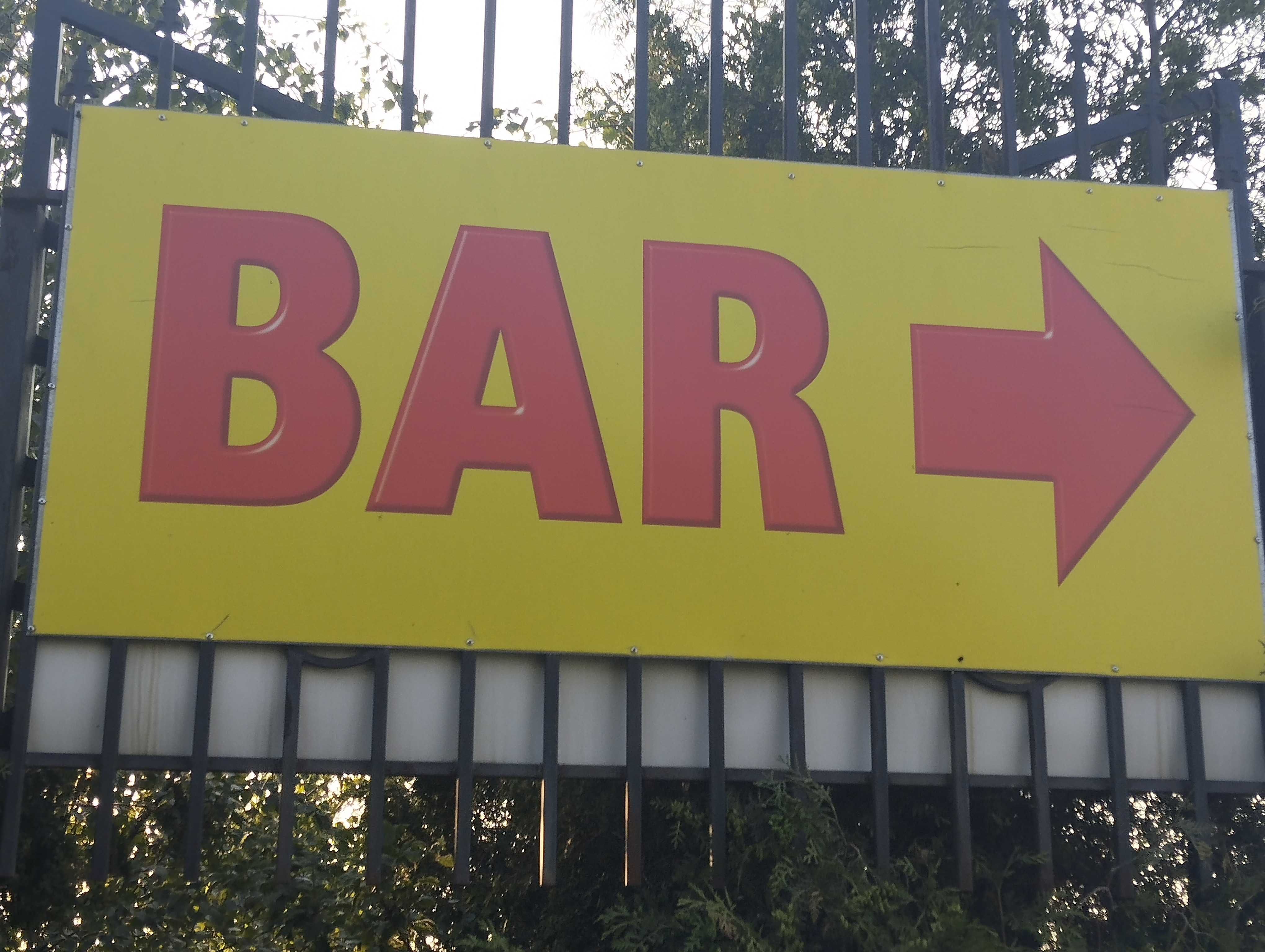 Tablica z napisem bar
