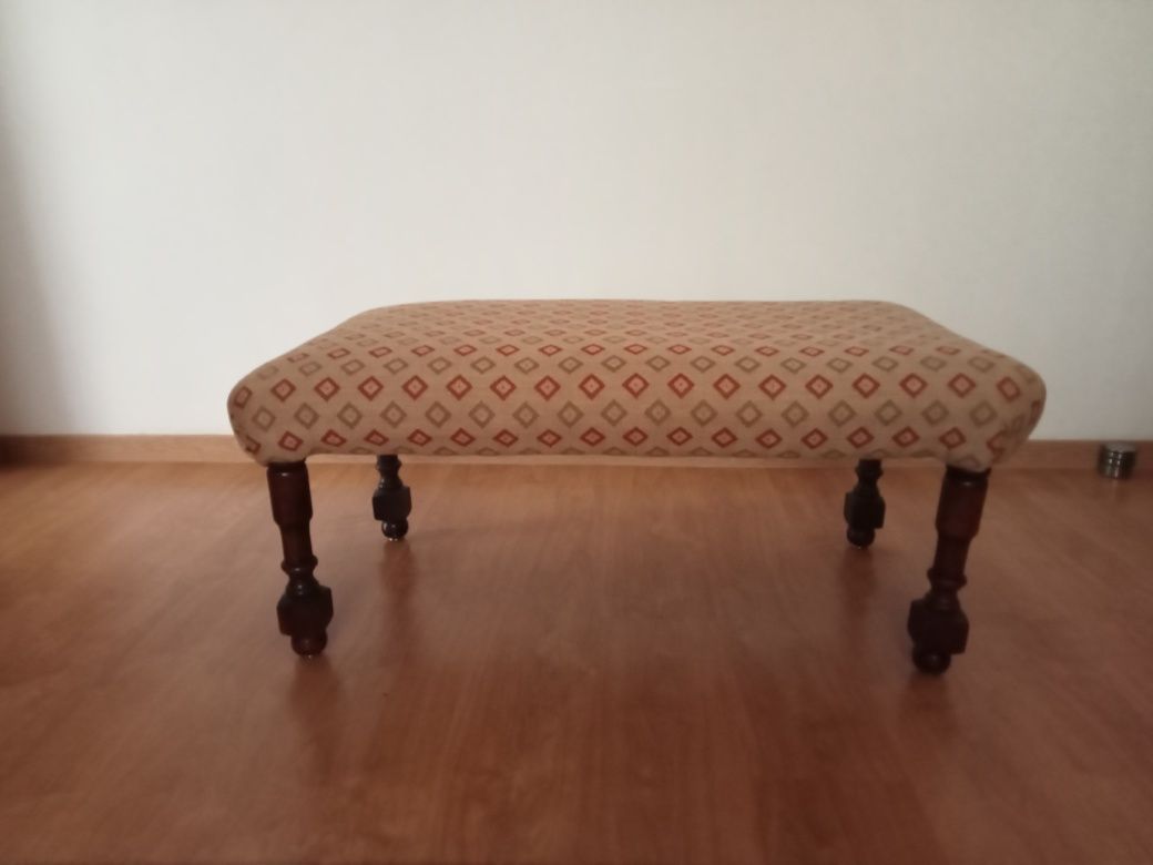 Banqueta com pés em madeira