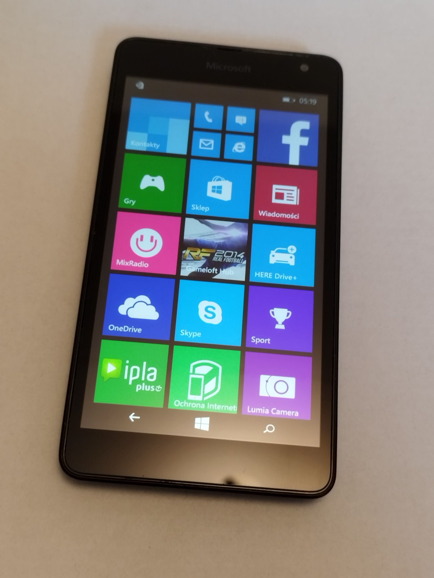 Dwa telefony komórkowe Samsung i Microsoft