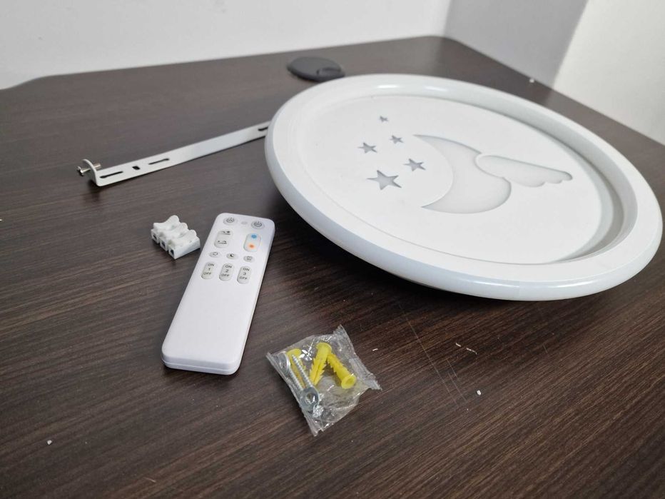 Lampa sufitowa dla dzieci Moon, ściemniana