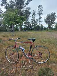 Vendo bicicleta de estrada com uns aninhos mas bem estimada