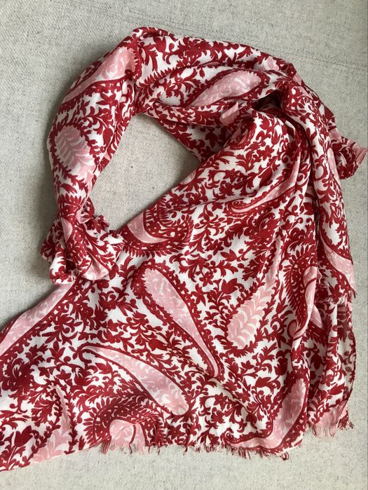 Czerwony szal Massimo Dutti wzór paisley