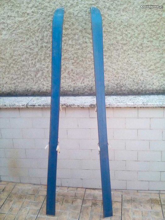 esquis de neve desportivos