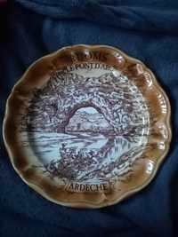Porcelanowy talerz z grafika w brazie