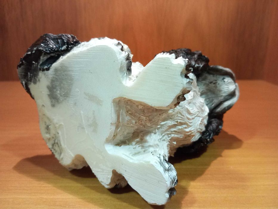 Estatueta de cão em resina pintada, muito antiga!