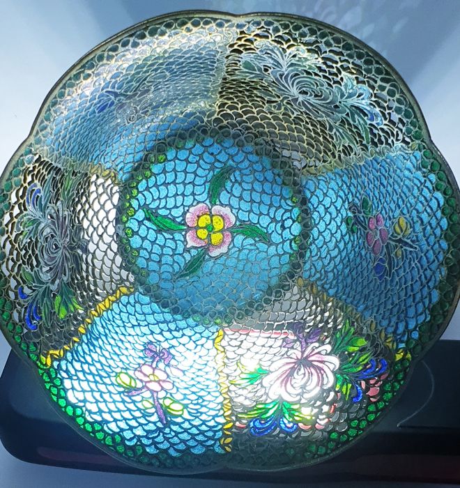 Fantástica taça asiática em cloisonné translúcido Plique a Jour