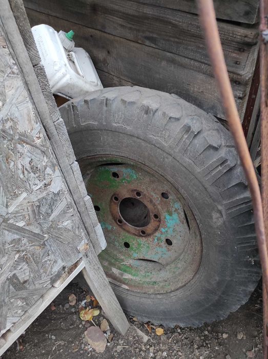 Сільгосптехніку(трактор,плуг,культиватор, лущільник)