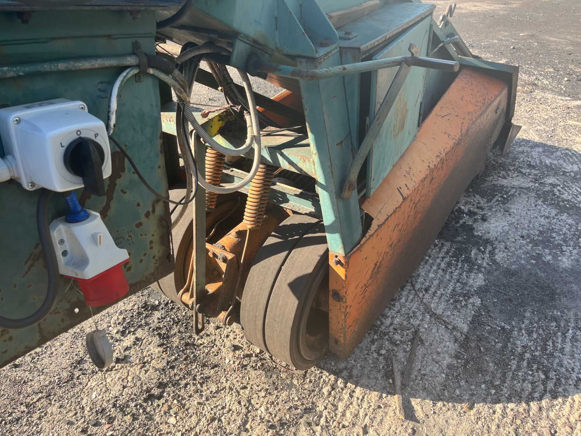 Automatyczny podajnik materiałów sypkich/węgla