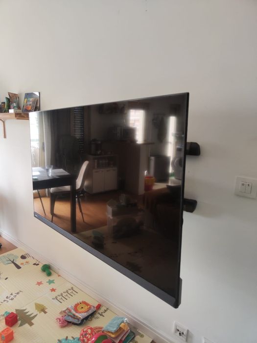 Televisão Hisense 55’’ com suporte de parede