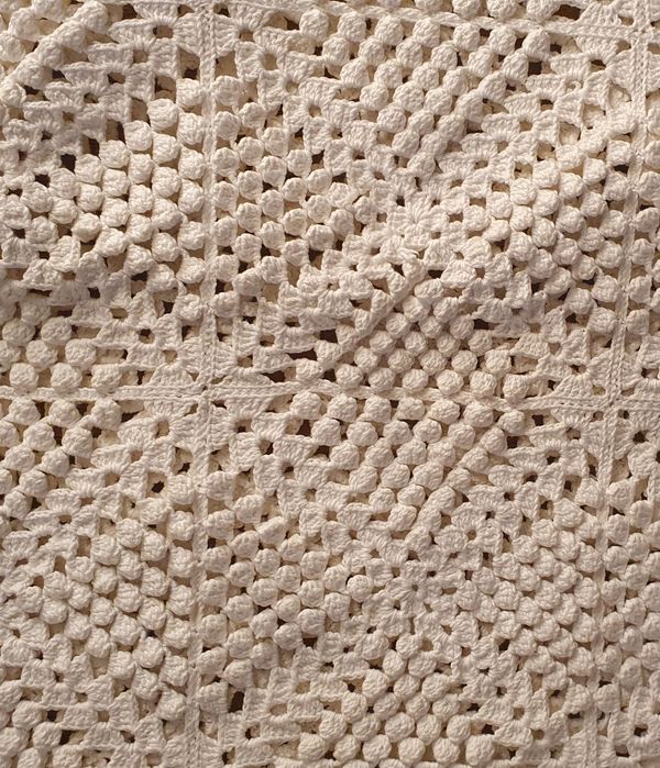 Colcha e toalha de croché e Panos de linhos bordados