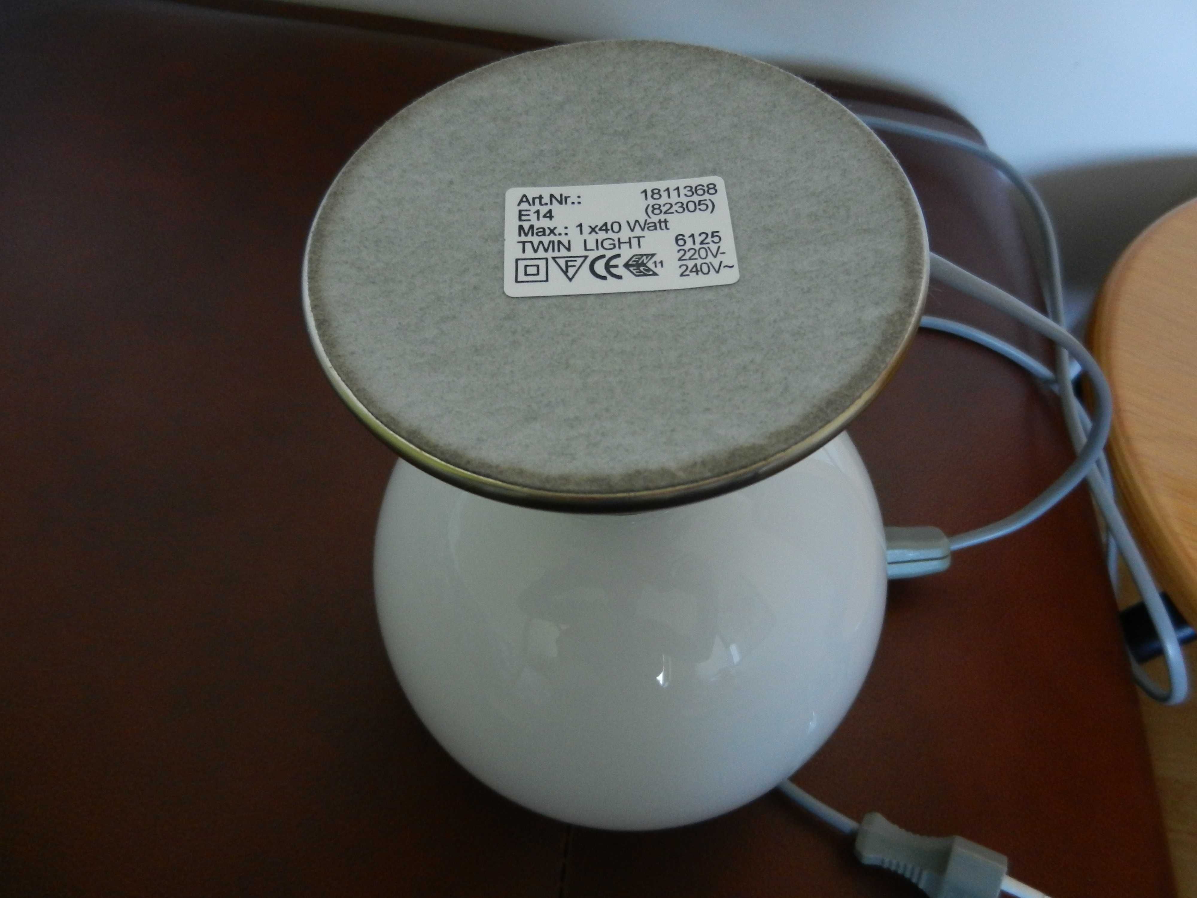 Lampa stołowa metal srebrna kula biała połysk E14