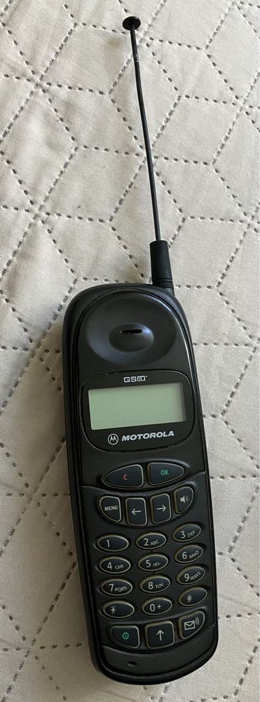 Telefon komórkowy Motorola MG1 - 4C11 GSM z 1997 roku