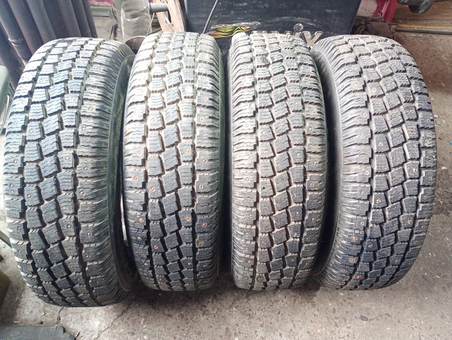 Комплект шин 225/75-15 на дисках 6*139.7-15