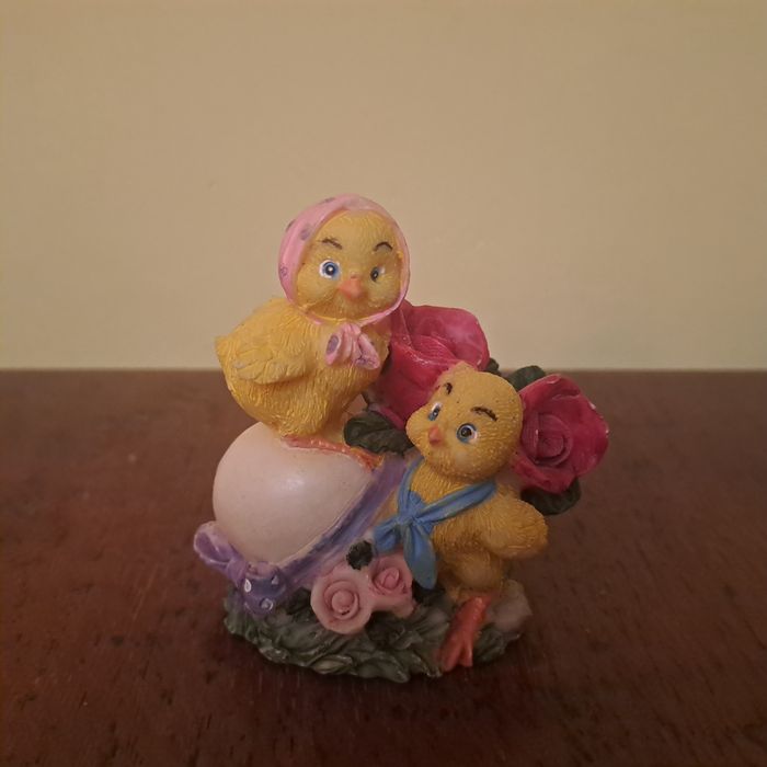 Trzy figurki z kurczaczkami