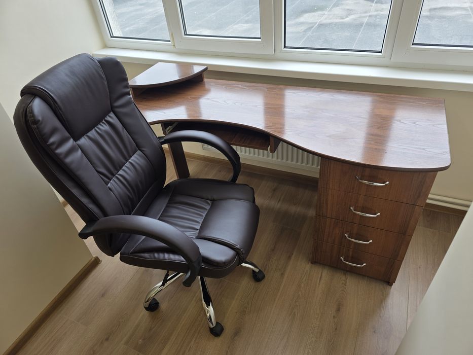 Стіл,крісло комп'ютерне,компютер.4000тис.