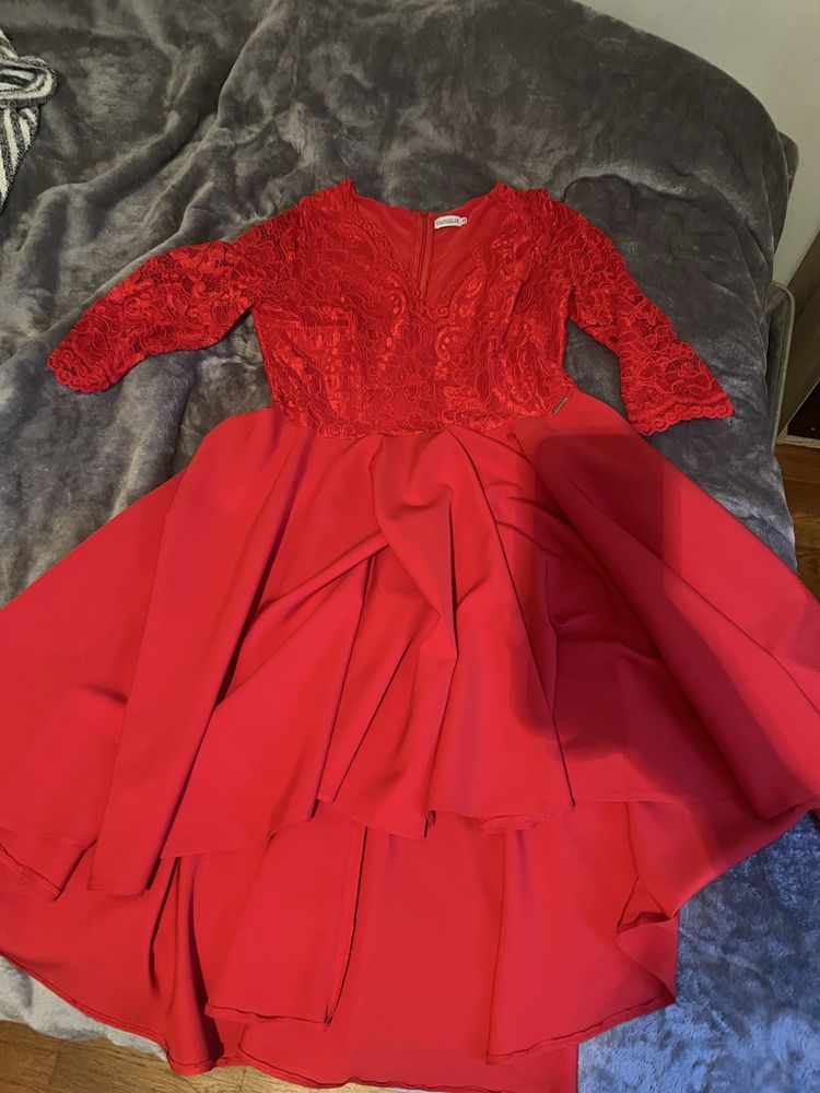 Elegancka sukienka na okazje w kolorze czerwonym