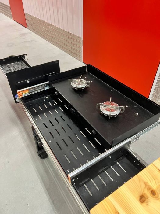 Nowa turystyczna kuchenka do kampera lub terenówki.