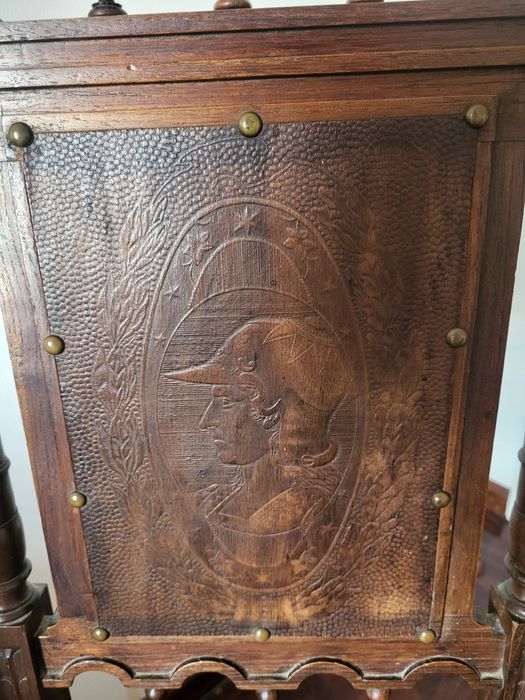 Cadeiras em madeira antigas