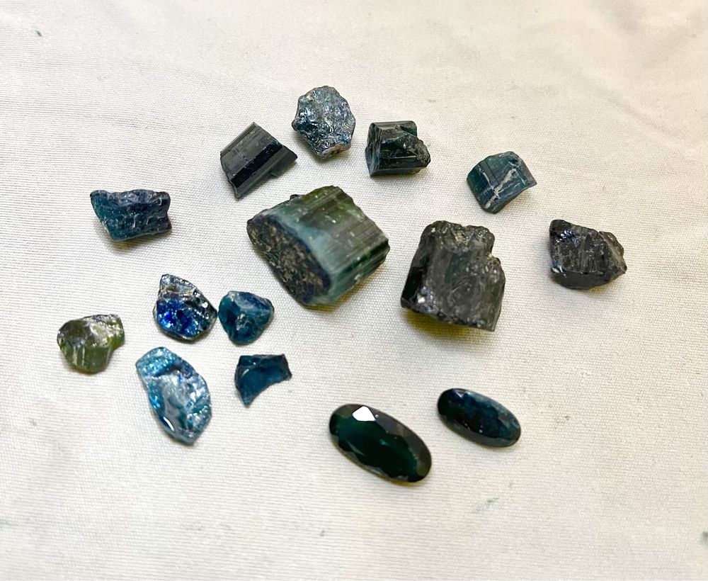 Turmalinas paraíba=102.5ct +Esmeraldas=40ct /+70,5ct outras