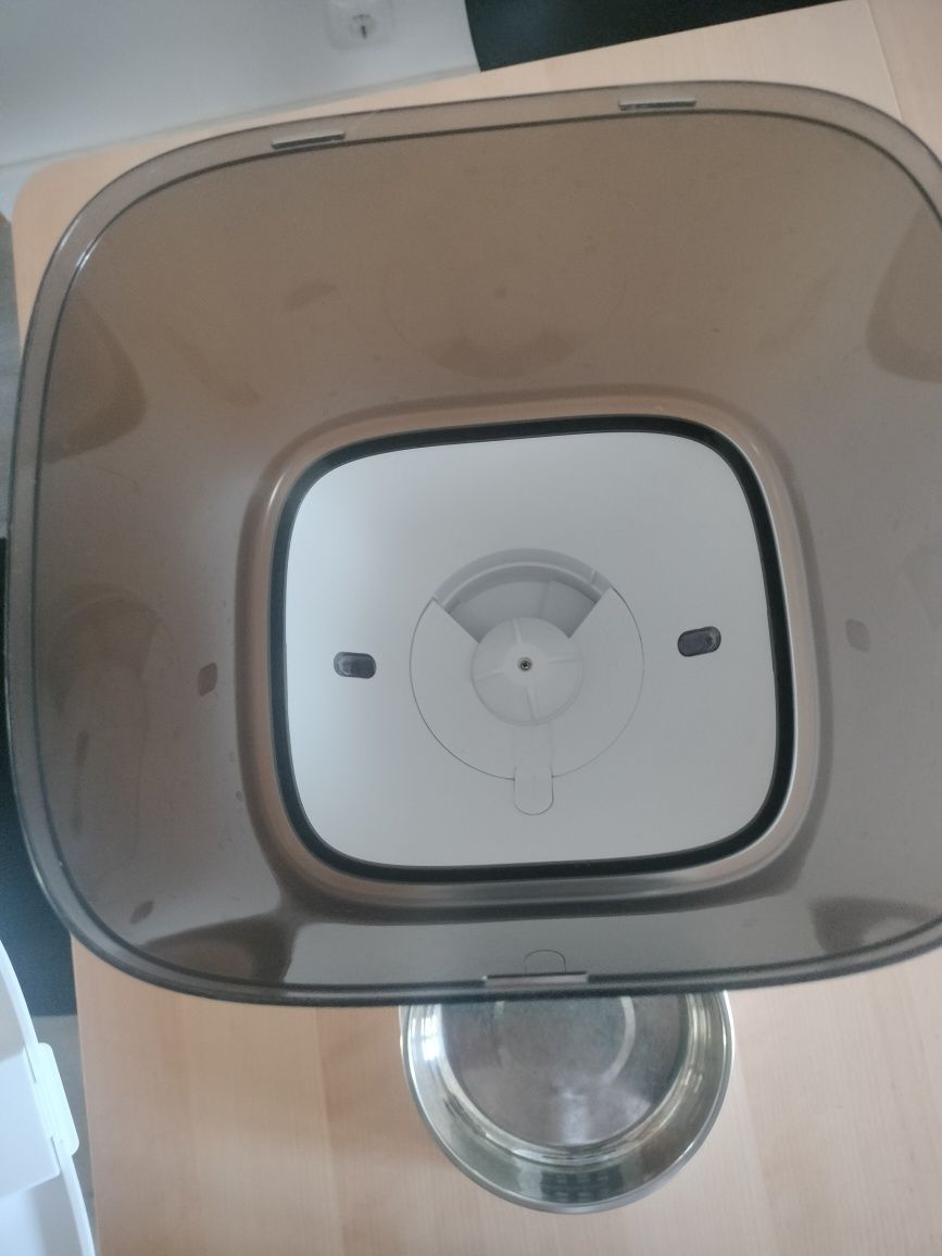Comedouro automático para animais domésticos