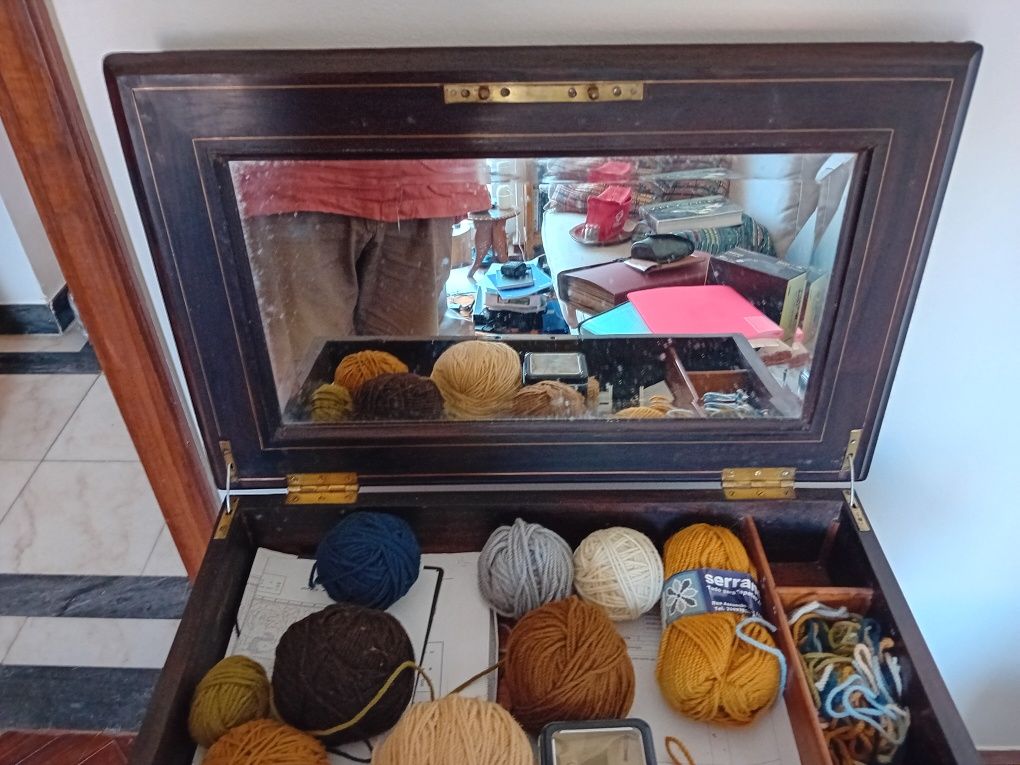 Mesa costureira em pau santo e madrepérola