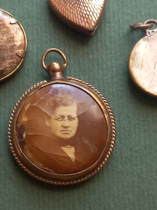 Zestaw starej biżuterii- wisiorki (zawieszki) - zdjęcia