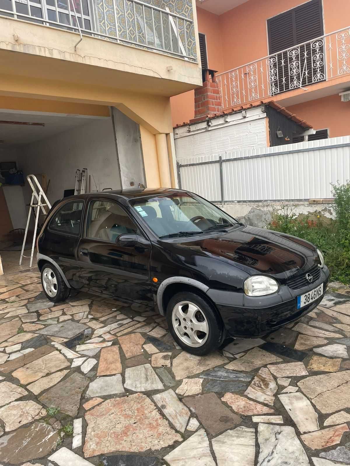 Opel corsa em bom estado motor fiável, vende ou troco por moto.