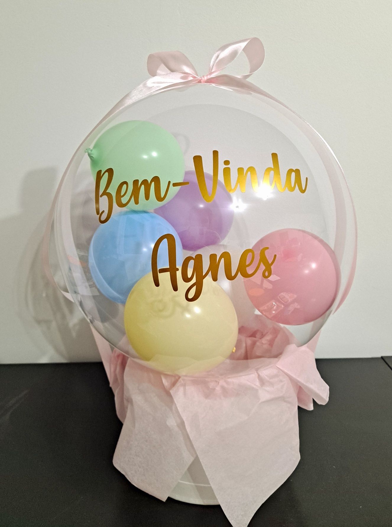 Caixa com doces e balão decorativo