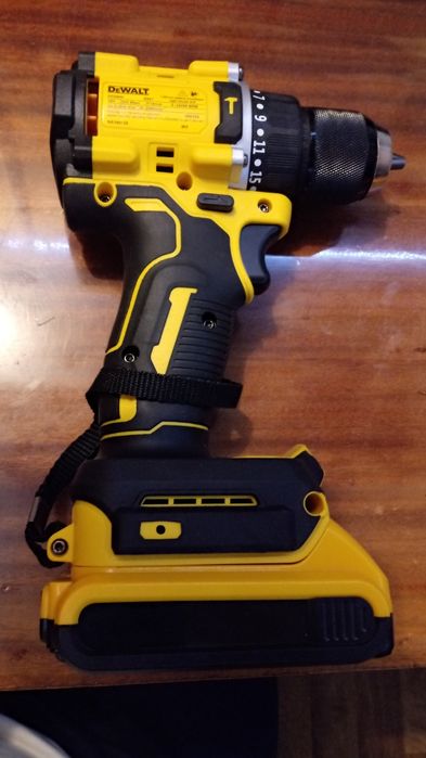 Шурупокрут DeWalt DCD805
