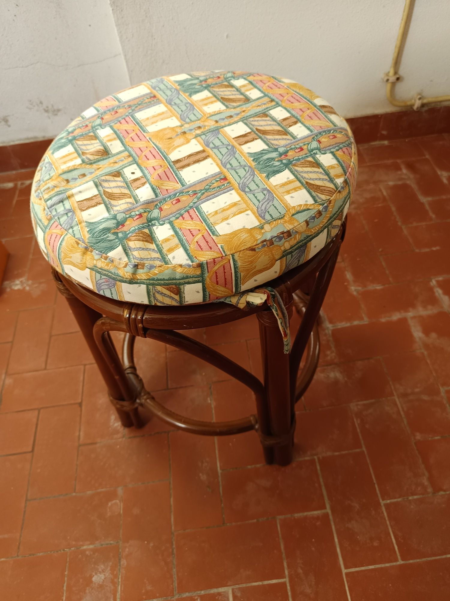 Mesa e 4 bancos bambu