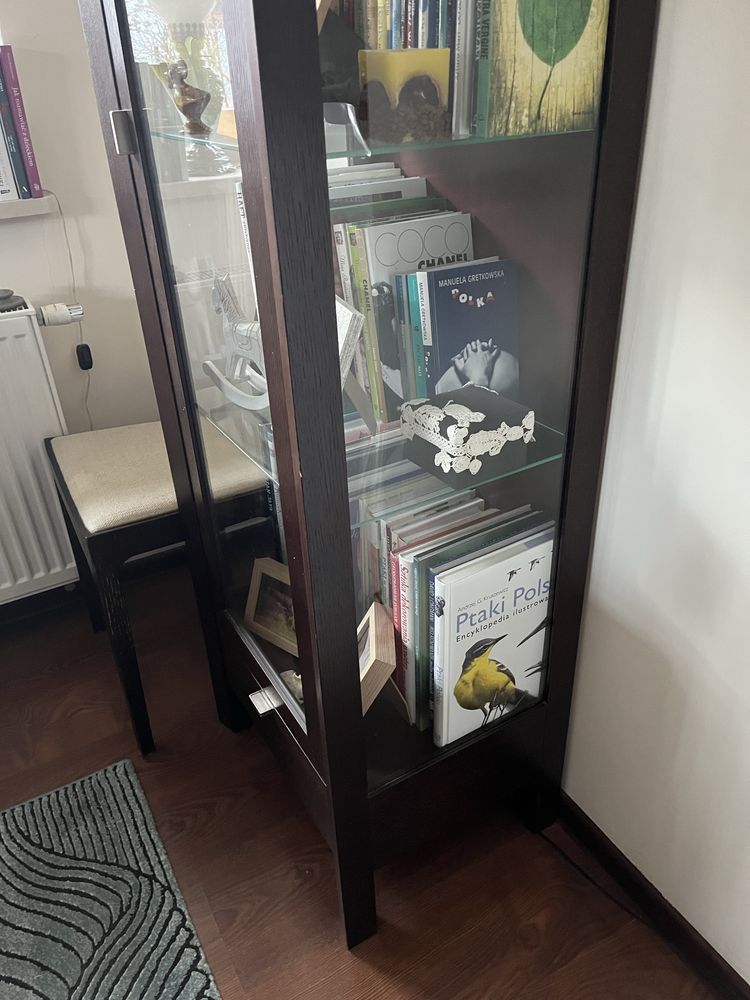 szafka biblioteczka słupek witryna  za szkłem ciemny brąz wenge venge