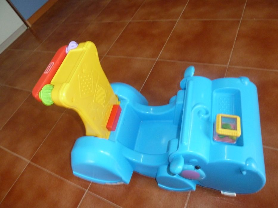 Andarilho e traga-peças Fisher Price Hipo