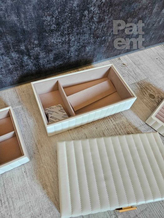 Duża biała pikowana szkatułka na biżuterię 4 poziomy z lusterkiem