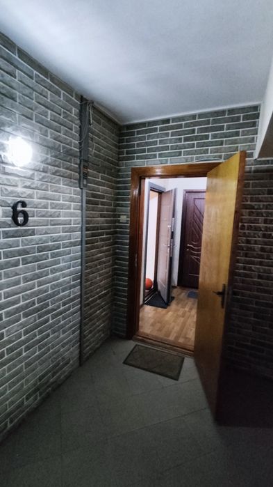 Продам 2-кімнатну суху теплу квартиру в хорошому місті.