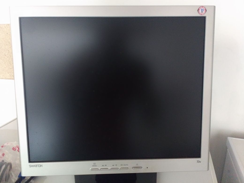 Vendo monitor Samtron de 17"