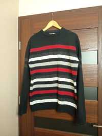 Czarny sweter w białe, czerwone, szare paski