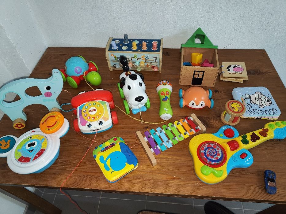 Vários brinquedos para bebes e crianças pequenas.