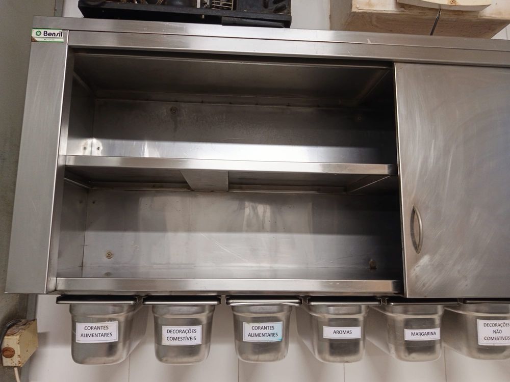 Armário inox com 2 portas e 8 arrumações