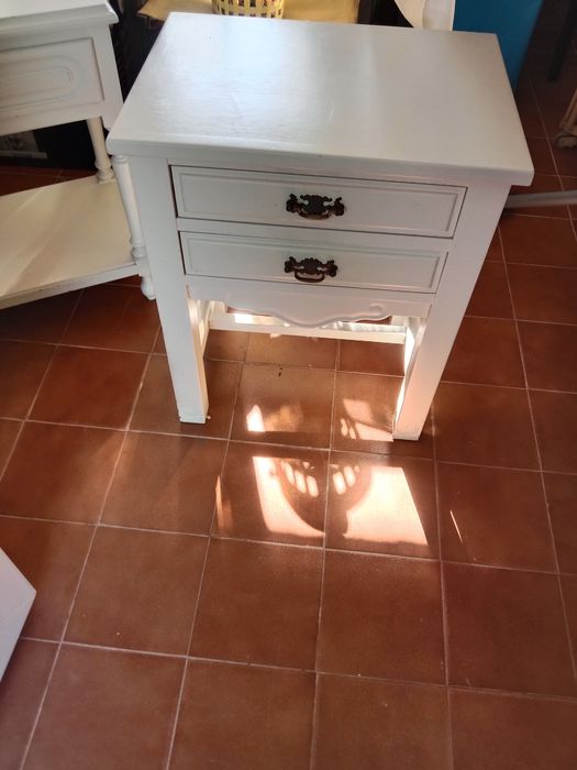 Mesa cabeceira  branca