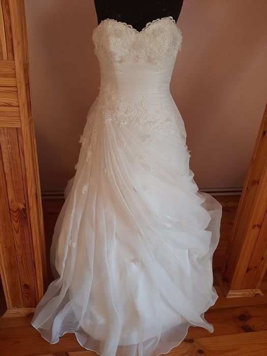 Платье свадебное со шлейфом.