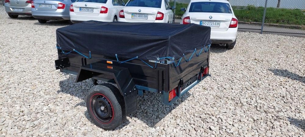 Прицеп до автомобіля / причеп легковий (з колесами і тентом з дугами)