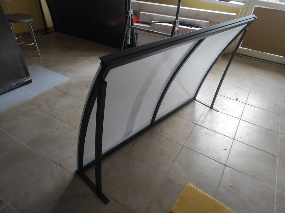 Daszek aluminiowy nad drzwi.